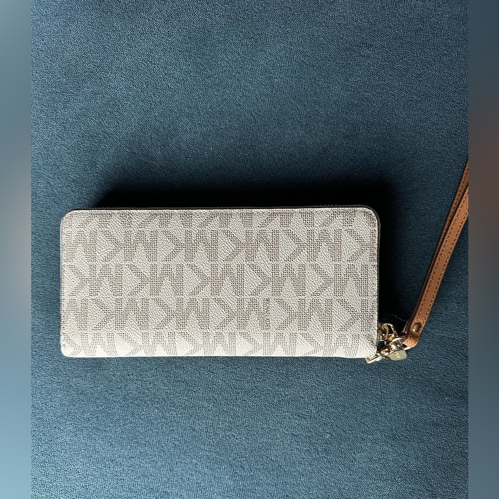 MICHAEL Michael Kors
Logo Jet Set Travel Continental Cream Wristlet Wallet NWT - Picture 3 of 14
